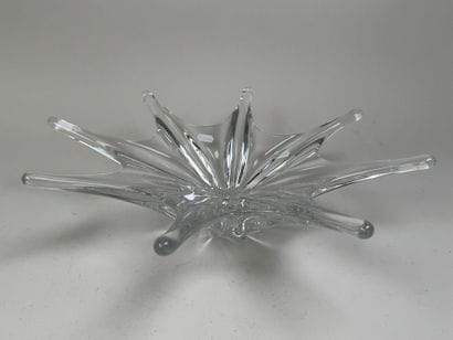BACCARAT.
Grande coupe de forme libre pouvant...