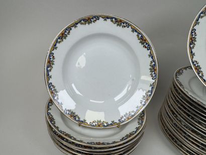 LIMOGES.
Partie de service en porcelaine...