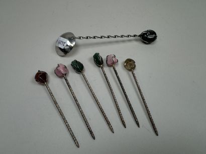Six piques et une cuillère en métal et pierres...