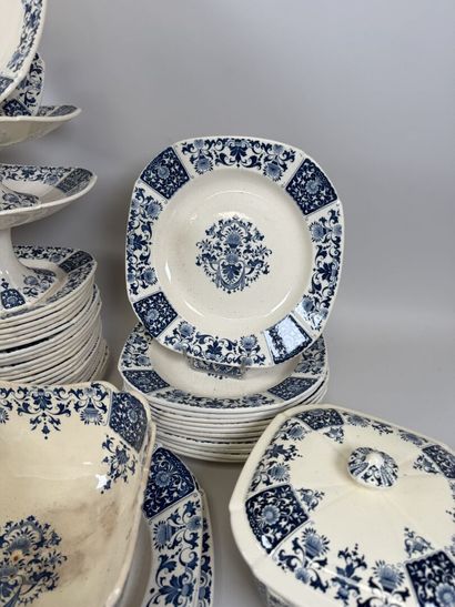 GIEN.
A large set of blue-and-white earthenware...