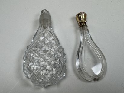 Deux flacons à sel en cristal taillé, l'un...