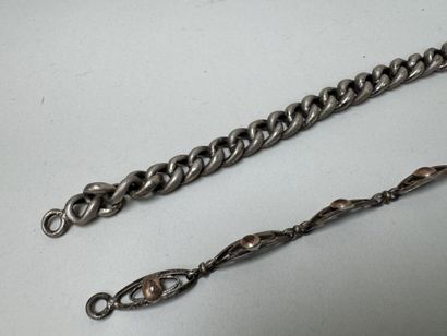 Deux bracelets et une médaille religieuse...