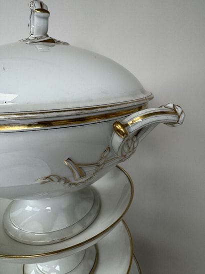 Deux parties de service en porcelaine blanche...