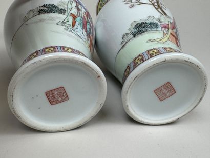 CHINA, 20th century.
Pair of baluster vases...
