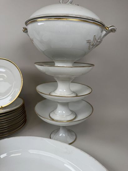 Deux parties de service en porcelaine blanche...