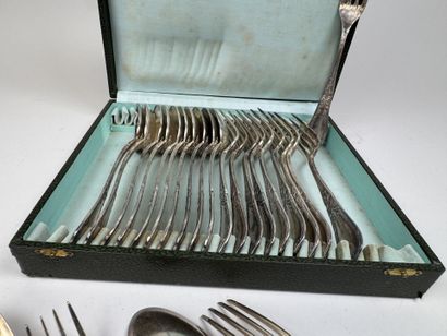 Série de 12 couverts de table en métal argenté,...