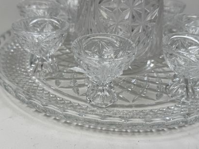 Partie de service à liqueur en verre moulé...