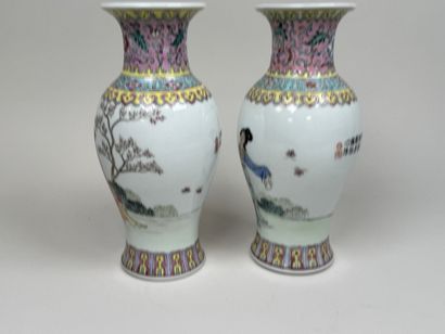 CHINA, 20th century.
Pair of baluster vases...