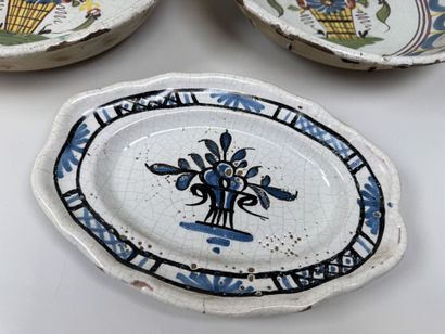 Lot en faïence polychrome comprenant :
-...