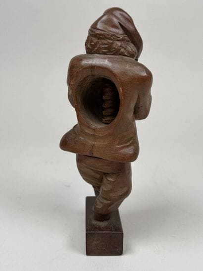 ART POPULAIRE.
Casse-noix en bois sculpté...