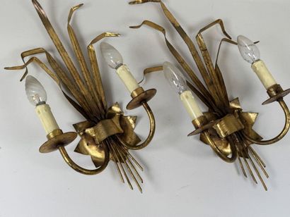 Paire d'appliques en métal doré à deux bras...