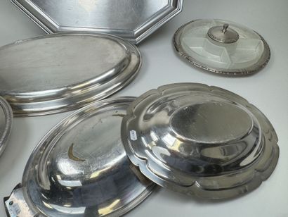 Lot en métal argenté :
- plat de forme ovale.
51...
