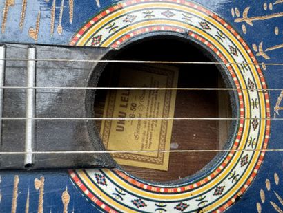 UKULELE.
Modèle G-50.
L. 56 cm.