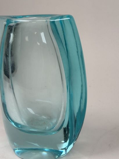 DAUM.
Vase en cristal teinté bleu.
Estampillé.
H....