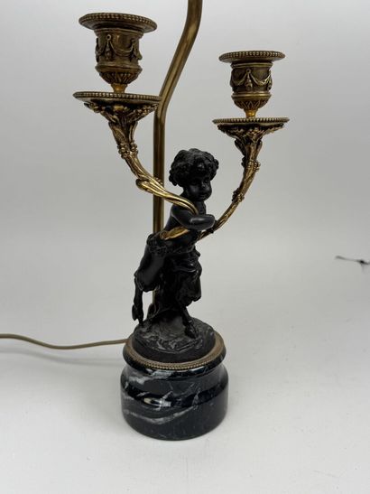 École, XXe.
Pied de lampe en bronze à deux...