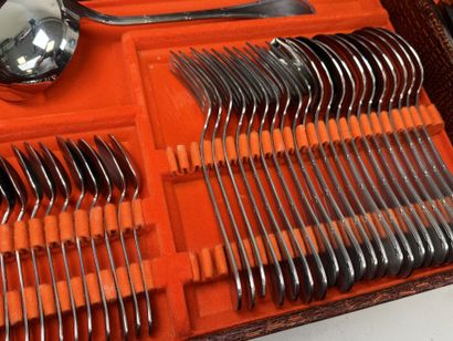 Partie de ménagère en inox comprenant :
-...