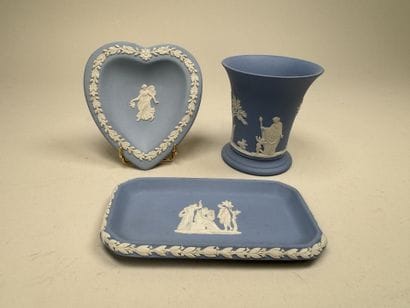 WEDGWOOD.
3 pièces de forme en porcelaine...