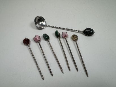 Six piques et une cuillère en métal et pierres...