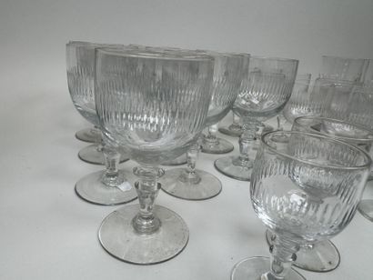 Divers verres en cristal et verre comprenant...