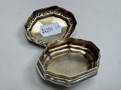 Petite boite pilulier en argent à décor d'un...