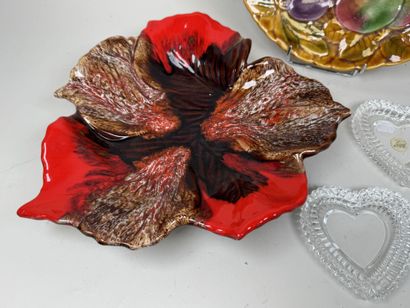Small lot consisting of: 
- Ceramic leaf-shaped...