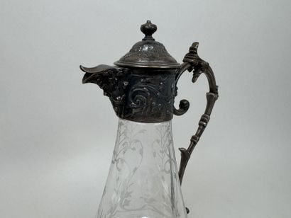 GALLIA.
Crystal ewer with an engraved design...