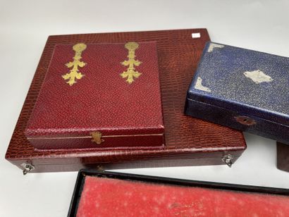 Silver-plated cutting set with metal accents...