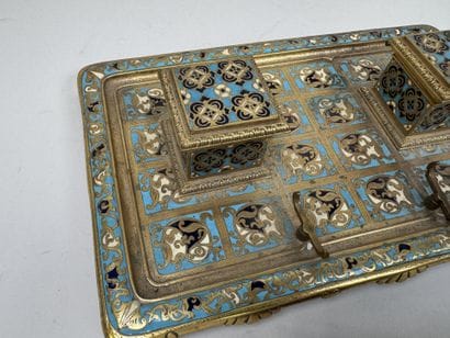 Nécessaire de bureau en bronze doré à décor...