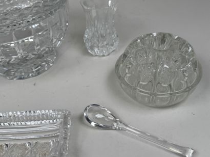 Grande bonbonnière en cristal taillé à décor...