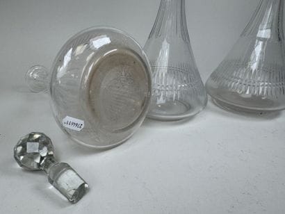 Série de 3 carafes en cristal à décor de...