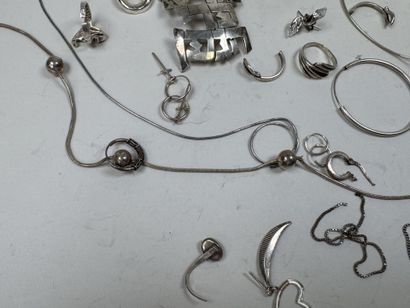 Lot de bijoux fantaisies en argent ont colliers,...