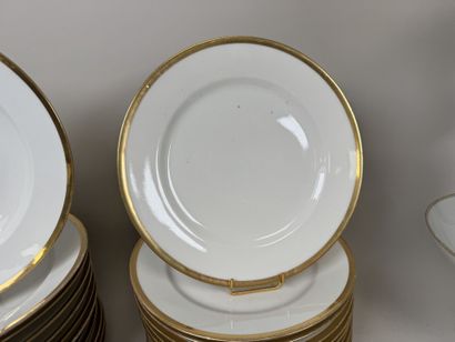 Deux parties de service en porcelaine blanche...