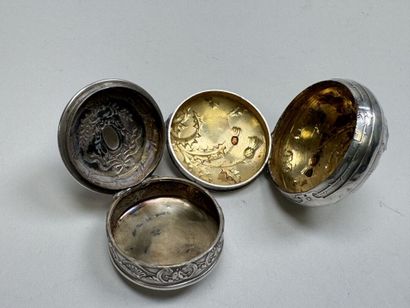 Deux petites boites pendentifs piluliers...
