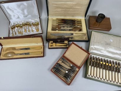 Important lot de couverts de table et de...
