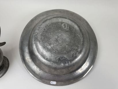Grande plat creux et pichet en étain.
D....