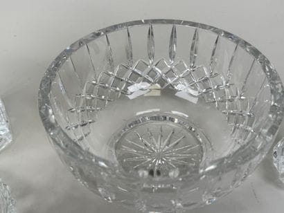 Grande bonbonnière en cristal taillé à décor...