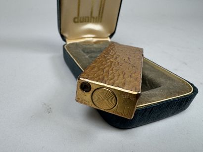 DUNHILL.
Gold-plated metal pocket lighter.
1...