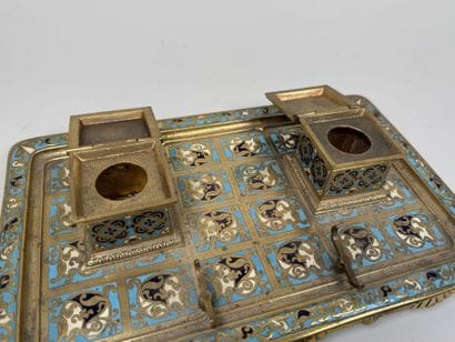 Nécessaire de bureau en bronze doré à décor...
