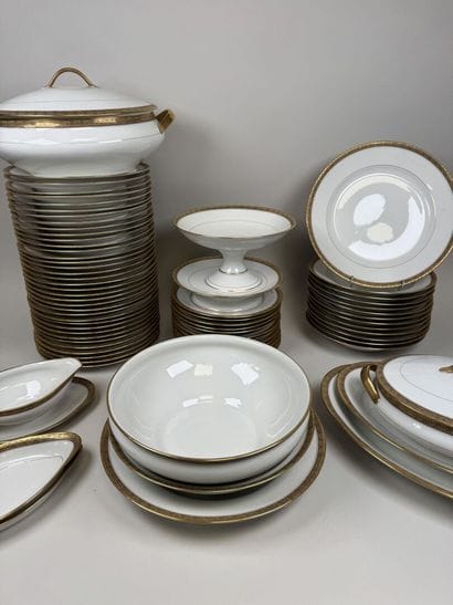 LIMOGES, 20th century.
A substantial dinner...