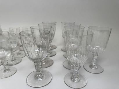 Divers verres en cristal et verre comprenant...