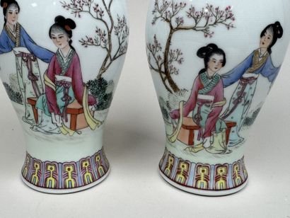 CHINA, 20th century.
Pair of baluster vases...