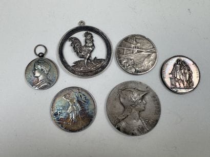 6 médailles dont 2 en pendentifs en argent,...