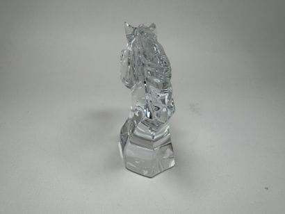 BACCARAT.
Molded crystal paperweight decorated...