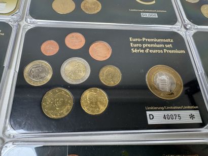 12 coffrets numismatique de pièces en Euro...