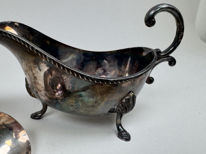 Paire de saucières tripodes en métal argenté,...