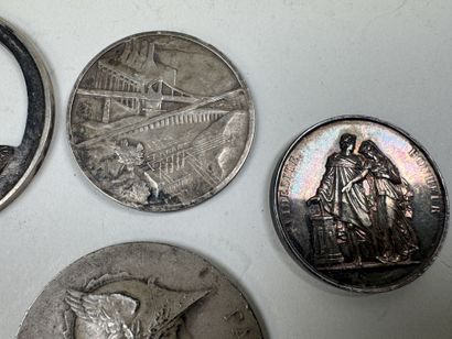 6 médailles dont 2 en pendentifs en argent,...