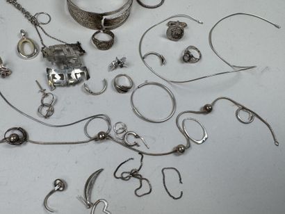Lot de bijoux fantaisies en argent ont colliers,...