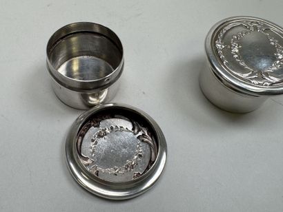 Deux petites boites piluliers en argent à...