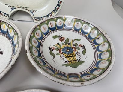 Lot en faïence polychrome comprenant :
-...