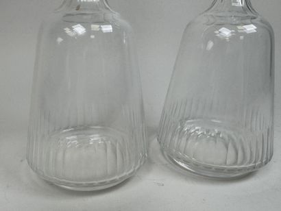 Paire de carafes en verre à décor strié.
H....